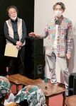 先行上映会であいさつする藤田理事長（右）と津村監督