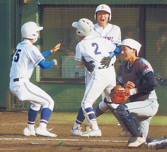 米倉拓弥選手と抱き合って喜ぶ木島投手（右から２番目）