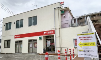 窓口が１階に移設された藤沢大庭郵便局。改修前は右側の階段を上る必要があった