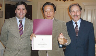米国ハーバード大学歯学部インプラント科・ウェルバー教授（右）と記念写真（中央は角田院長）