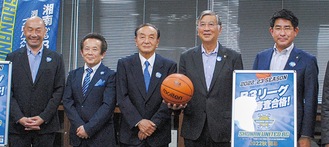 市長（右から２番目）を表敬した関係者ら。右から小河社長、丸岡GM、原島球団代表、山田秀幸副社長