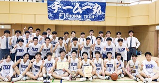 県大会で優勝し、笑顔を見せる湘南工大付属高校バスケ部