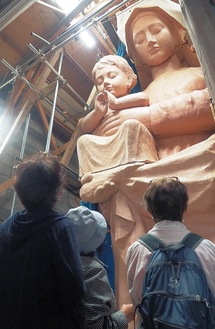 マリア像の上半身の大きさに驚く来場者