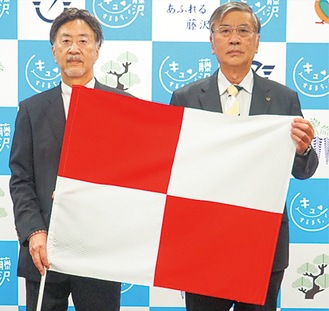 津波フラッグを持つ川上会長（左）と鈴木市長