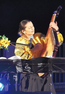 民族楽器の「バンドゥーラ」を演奏するカテリーナさん