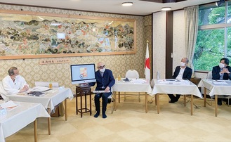 芸術祭の趣旨を説明する藤原さん（中央）と（左から）相原宮司、湯浅会長、二見会長