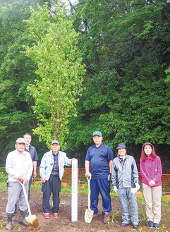 記念植樹を行った藤沢グリーンライオンズクラブのメンバー