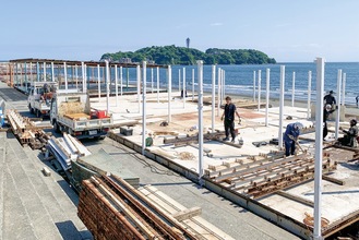 海の家の建設が進む片瀬海岸西浜（＝24日）
