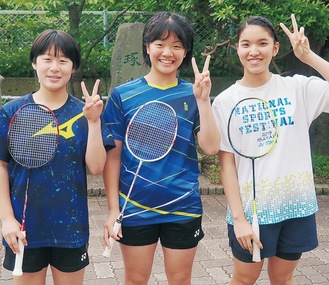女子ダブルスで優勝した星野さん（左）、福村さん（中央）、シングルスで優勝した佐藤さん
