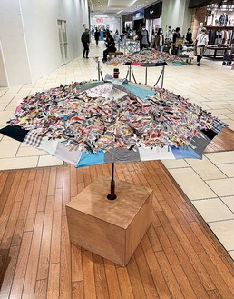 傘をモチーフにしたアート作品。１階東モールに計５作品が展示されている