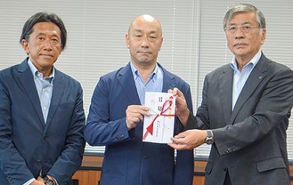 （左から）二見将幸副理事長、山田理事長、鈴木市長