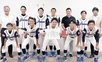 鈴木市長（後列左）に優勝を報告した湘南クラブのナインら