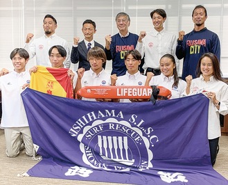 世界大会を前に鈴木市長（後列中央）を表敬訪問した西浜サーフライフセービングクラブのメンバーら（＝６日、藤沢市役所）
