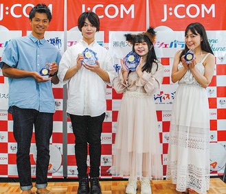 グランプリを受賞した内田さん(中央左)､山口さん(同右)と､準グランプリの二宮さん(左)､花倉さん(右)