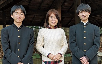 細沼代表(中央)と山崎(左)・加藤両副代表