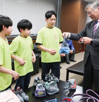 鈴木市長に用具の説明をする仲田さん（左）濱田琉碧さん（左から２番目）琉誠さん（右から２番目）