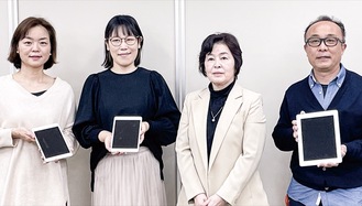 iPadを寄贈した田中代表（右から２番目）