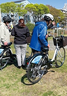 アシスト自転車の乗り方を習う参加者