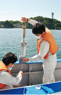江の島沖で海水を採水する市職員