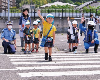 横断歩道を渡る藤沢いずみ幼稚園の園児ら