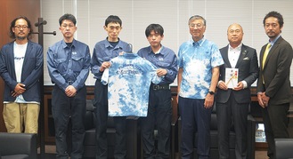 鈴木市長（右から３番目）に目録を手渡す関係者ら