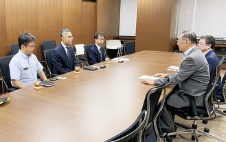 市の対応に謝意を述べるＪＲ東日本の宮田執行役員（左から2番目）