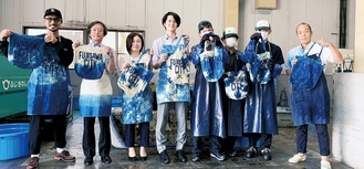 藍染めに参加したホンダカーズ藤沢の大貫社長（左から２番目）ら。バッグは同社の成約特典として配布している