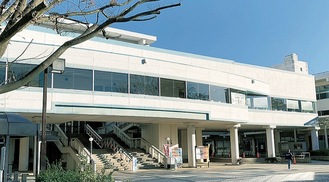 老朽化が進む藤沢市民会館。11の公共施設を集約して改修し、29年度内の完成を目指している
