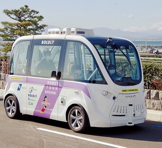 実証実験で利用された自動運転バス（江ノ島電鉄提供）