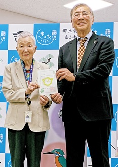 委嘱状を鈴木市長から受け取る若宮さん（左）