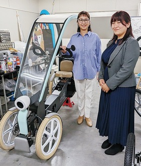 開発した車両と、野中教授（左）、宮田助教