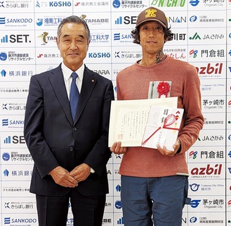 大賞を受賞した衣川社長（右）と増田理事長