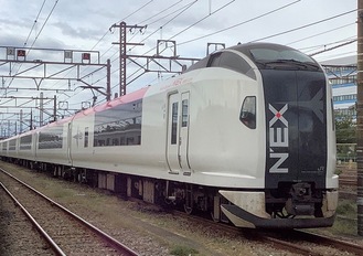 乗車する特別列車（JR東日本提供）