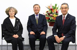 左から、鷲尾さん、鈴木市長、増田会頭