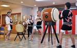 和太鼓を演奏する職員たち