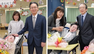それぞれの両親から祝福を受ける相澤拓海さん(写真右)と小味山紗代さん(左)