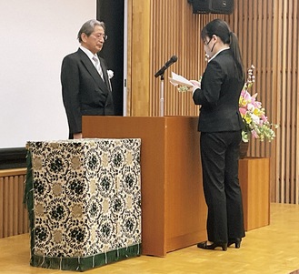 授与式で誓いの言葉を述べる宮澤さん（写真右）