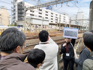 藤沢駅で電車がスイッチバックする様子を見学する参加者ら