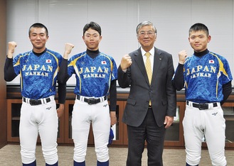 （左から）選抜チームのユニホームに身を包みガッツポーズをとる岸田さん、後藤さん、鈴木市長、広岡さん
