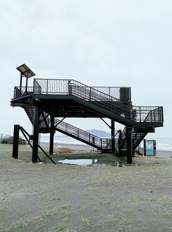 湘南海岸公園内にある津波避難タワー。収容人数はわずか100人にとどまる