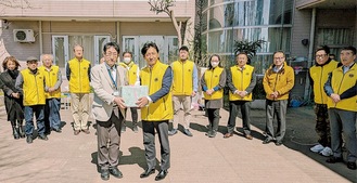 児相を訪れた熊谷会長（前列右）、LCメンバーと妹尾所長（前列左）