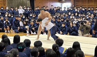 果敢に力士に挑む生徒（鵠沼中）