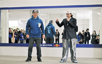 ＴＨＥ Ｄ ＳｏｒａＫｉさん(右)と鈴木市長
