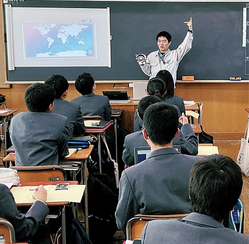 エンジニアの話を聞く生徒たち