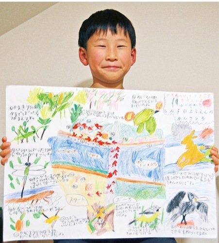 入賞作品を掲げる佐藤さん