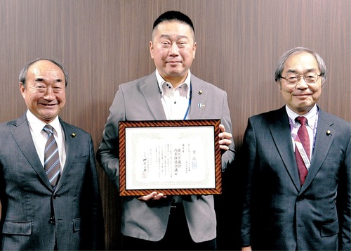 (左から)市議会改革推進会議前座長の有賀正義議員、桜井直人議長、竹村雅夫副議長