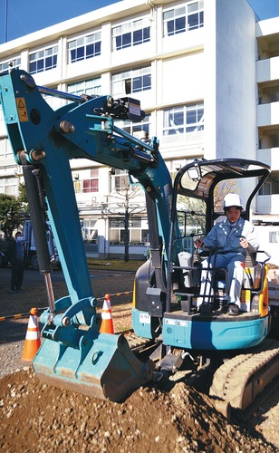 重機の操作体験を行う生徒