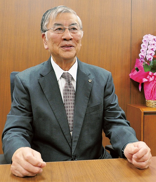 本紙の取材に応じる鈴木市長