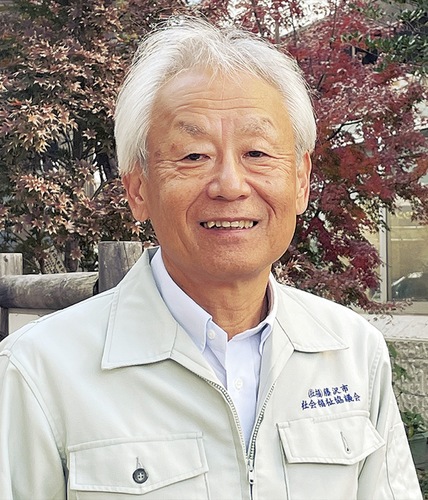 インタビューに答える藤沢市社会福祉協議会小野会長。自身も職員とともに、積極的に福祉の現場を飛び回る