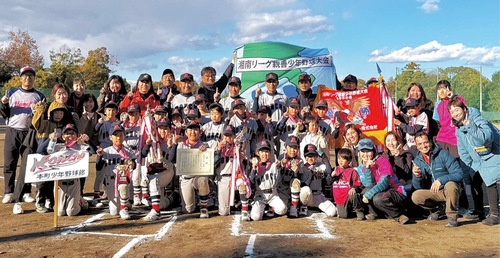 本町少年野球部の選手と指導者、保護者(同部提供)
